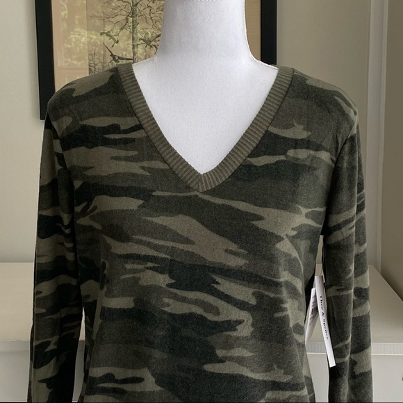 Theo & Spence Leopard Print V-Neck Pajama Top - Picture 4 of 13